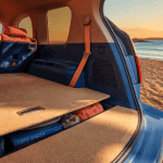 La plage arrière d’une voiture ouverte sur la mer