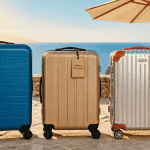 Valise résistante en polycarbonate, polypropylène et aluminium sur terrasse