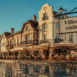 Ville à visiter avec maisons à colombages et terrasse