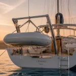 bossoir bateau inox avec annexe sur voilier