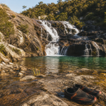 Cascade Bravone en Corse, sentier et eau émeraude