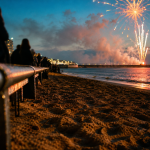 Feu d artifice les Sables d Olonne sur le Remblai, silhouettes de spectateurs