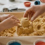 Sable de lune maison : enfants façonnent du sable de lune doré