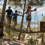 Accrobranche le Castellet : famille sur pont de singe en forêt, harnais et tyrolienne