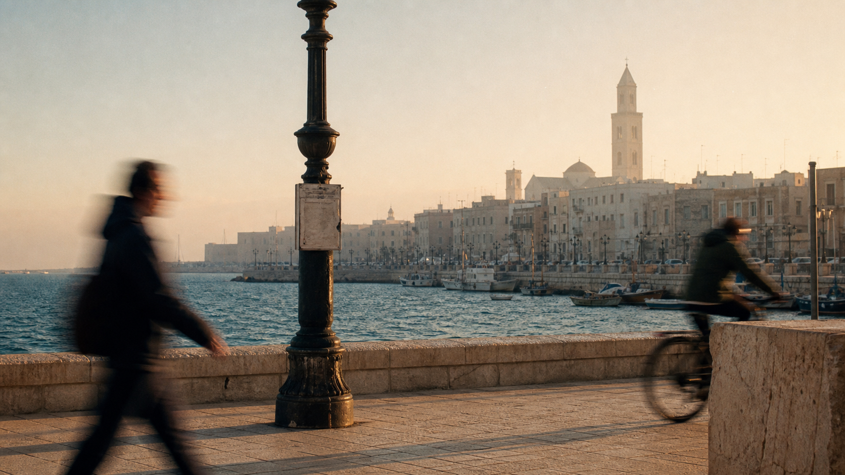 Bari lungomare au lever du jour, vue Bari Vecchia et port