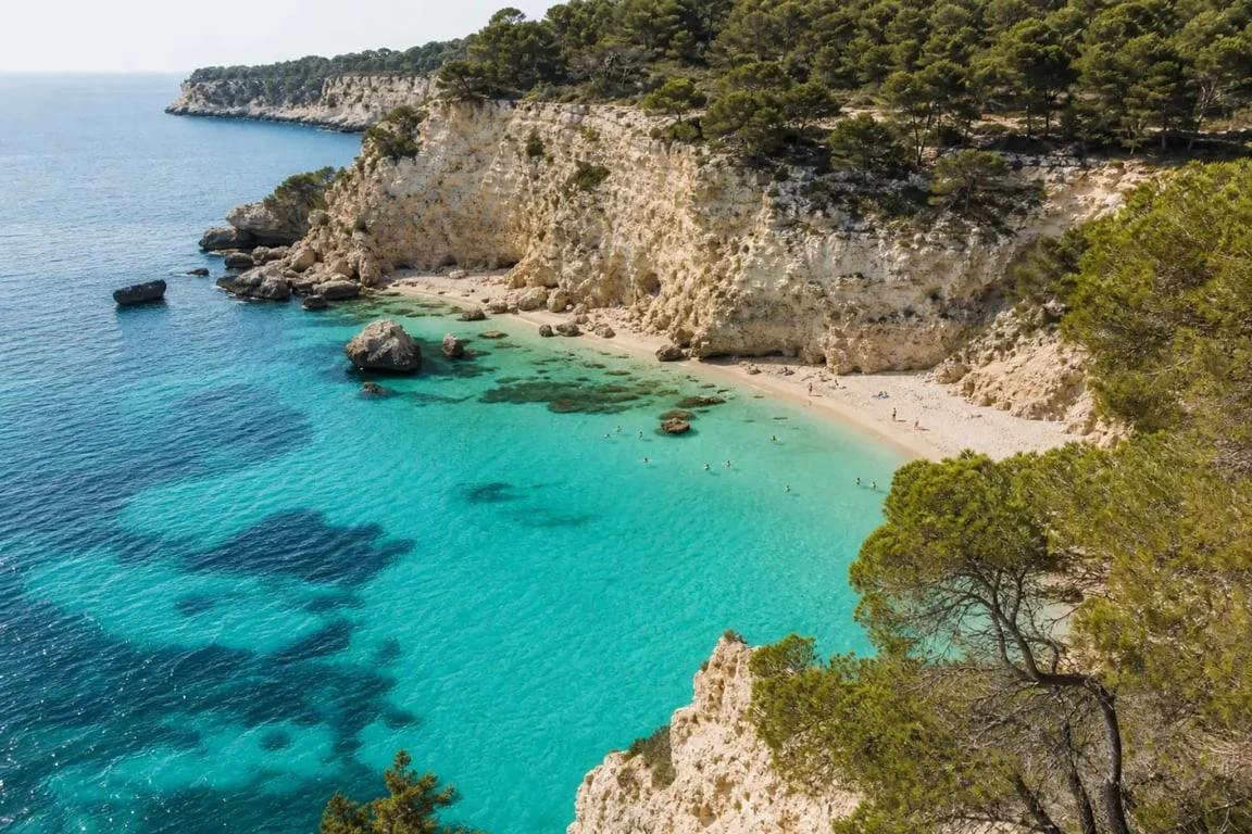 Visiter Minorque en 7 jours : crique turquoise et falaises de la côte sud