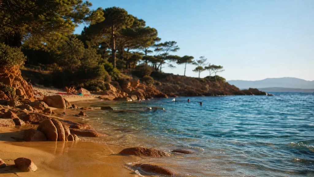 Petite plage de Cala Rossa, sable fin et eau bleue