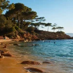 Petite plage de Cala Rossa, sable fin et eau bleue
