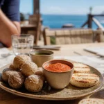 Specialite tenerife : papas arrugadas au mojo rouge, guachinche en arrière-plan
