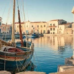 stintino sardaigne : vieille barque au port, eaux turquoise et maisons pastel