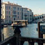 Venise ville, vaporetto sur le Grand Canal près du Rialto