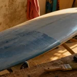 Décorer planche de surf : vernis bi-composant et peinture en atelier