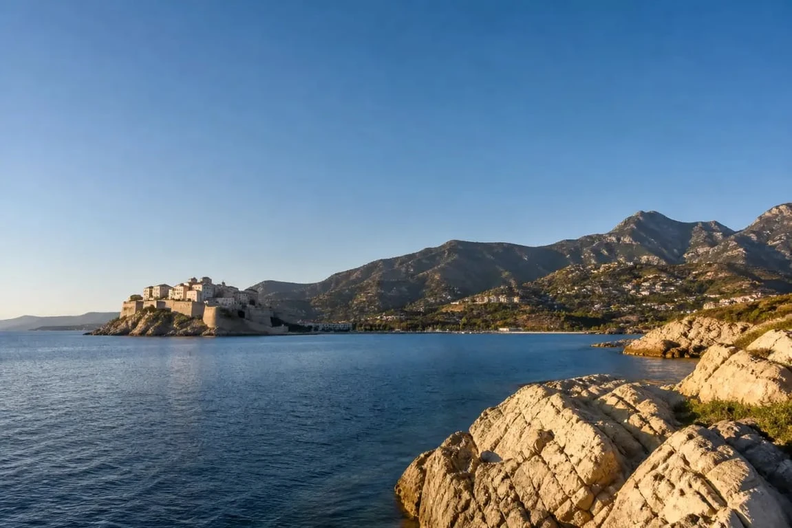 Corse cote ouest : panorama de Calvi et de la Balagne au nord-ouest