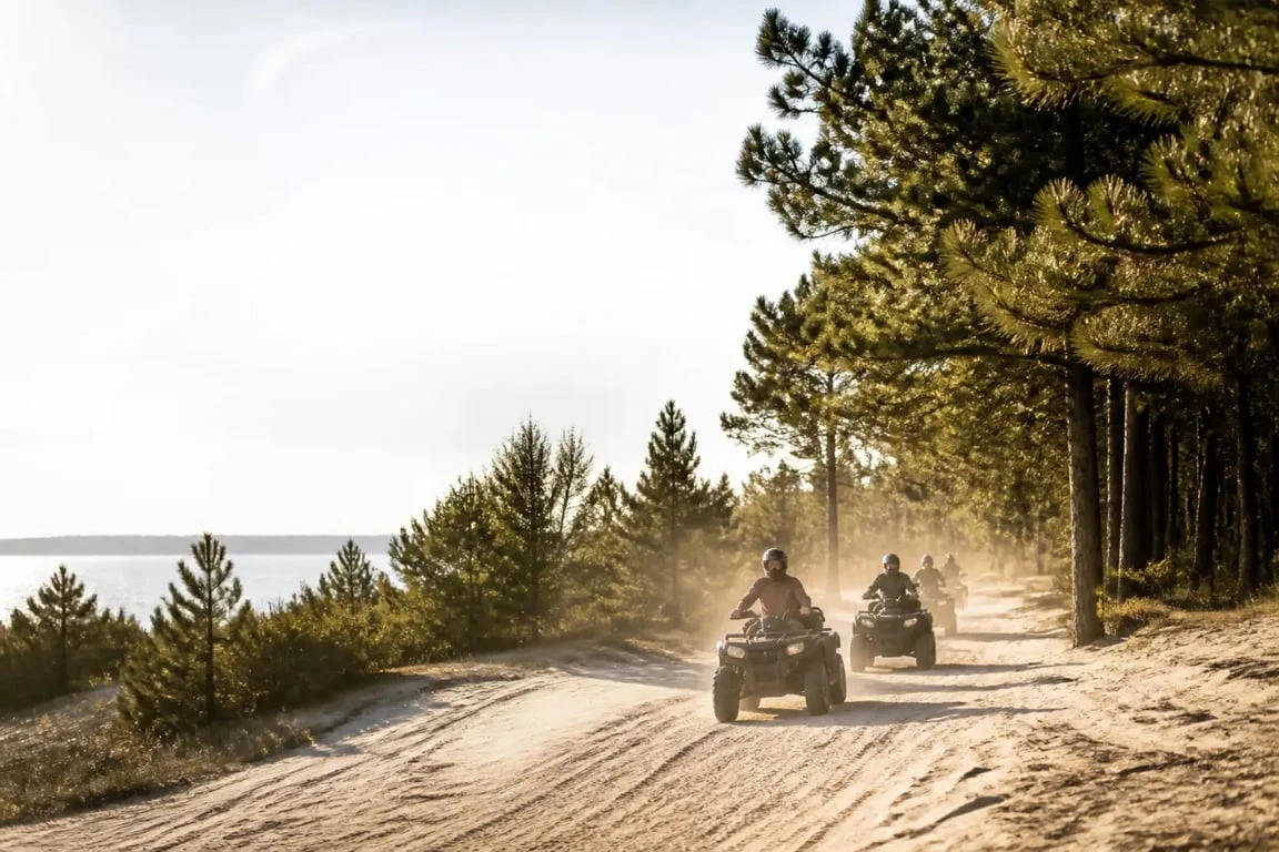 Activités quad Arcachon sur un chemin sablonneux du Bassin d’Arcachon