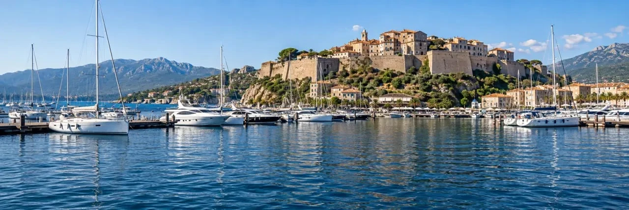 Port de plaisance de Porto-Vecchio avec les pontons et les remparts en arrière-plan